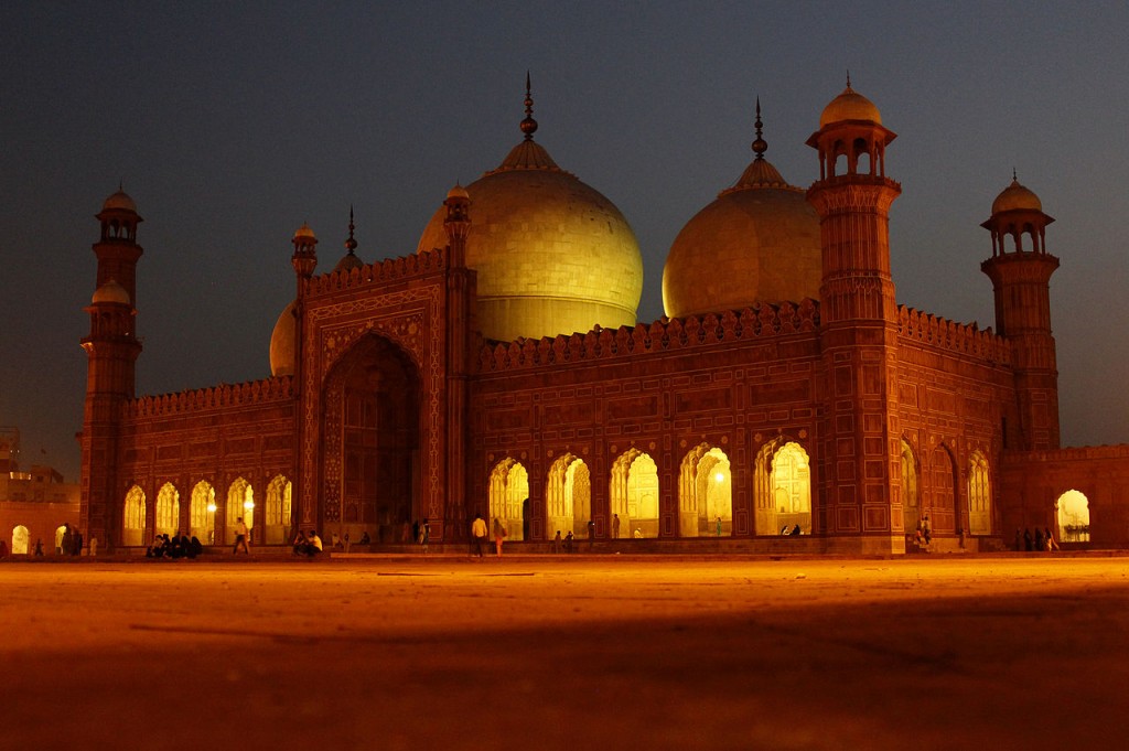 1280px-Badshahi_Mosque_night_view