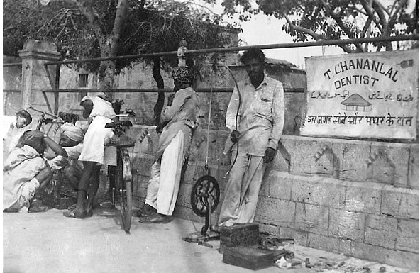 a-road-side-dentist-in-karachi