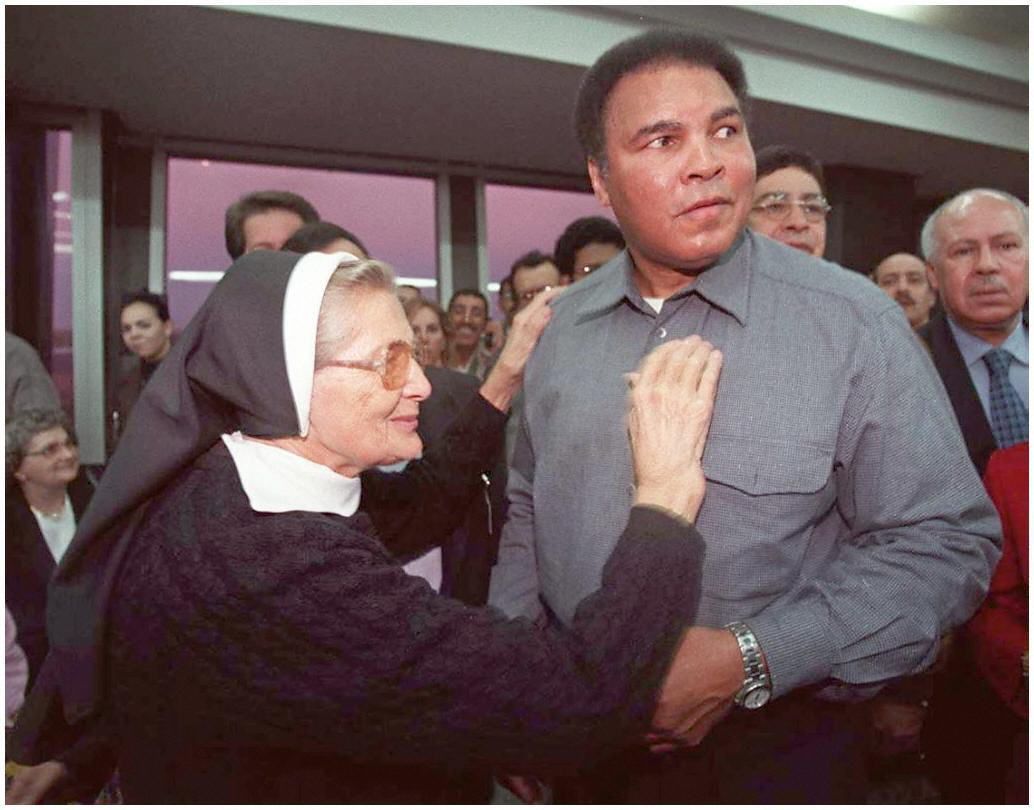 Ali receives the thanks of sister Beltran in Casablanca, after the sister came from the Ivory Coast to take delivery of humanitarian aid brought by Ali for her mission