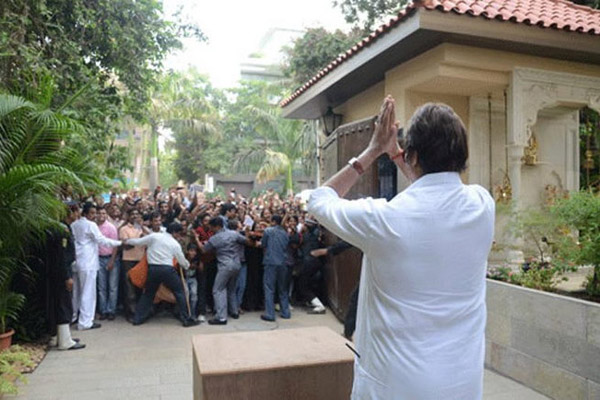 Amitabh-in-his-residence