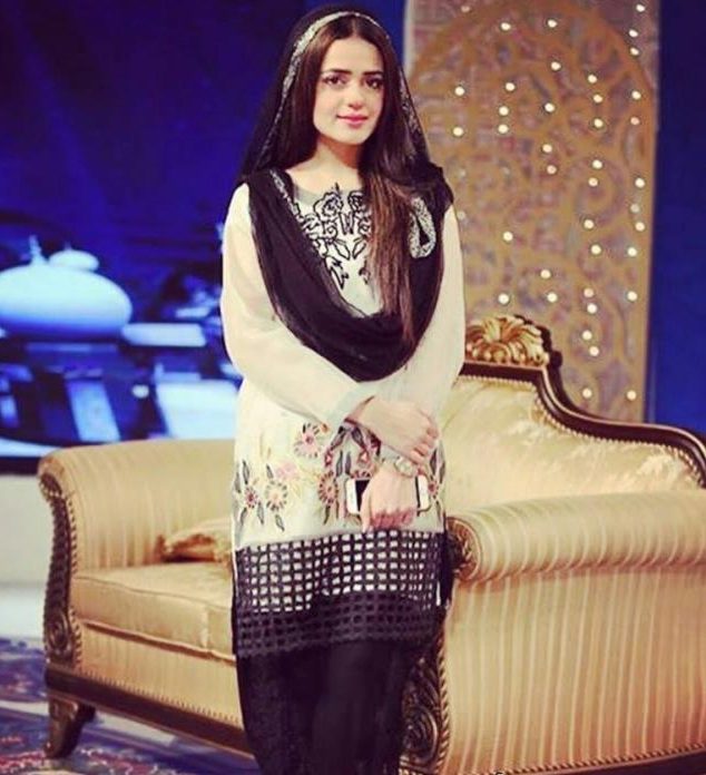 Ayesha-Khan-and-Sumbal-Iqbal-before-and-during-Ramzan-Transmission-4