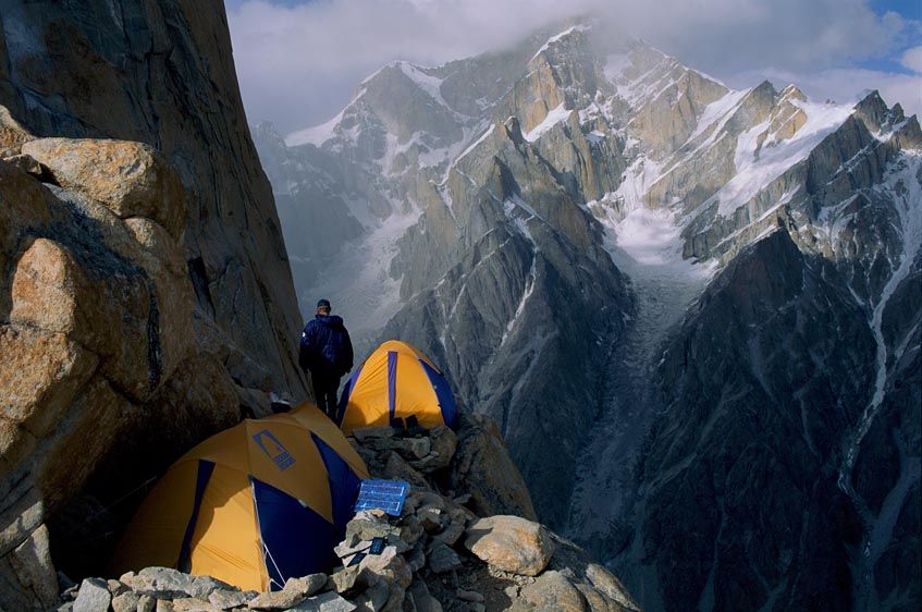 Camping-on-trango-towers-cliff