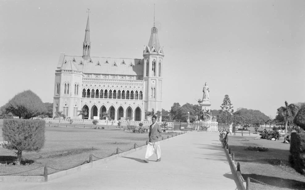 frere-hall-and-statue-of-queen-victoria-in-jinnah-garden-karachi-1952
