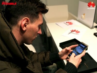 Lionel Messi with a Huawei Mate 8, March 17, 2016