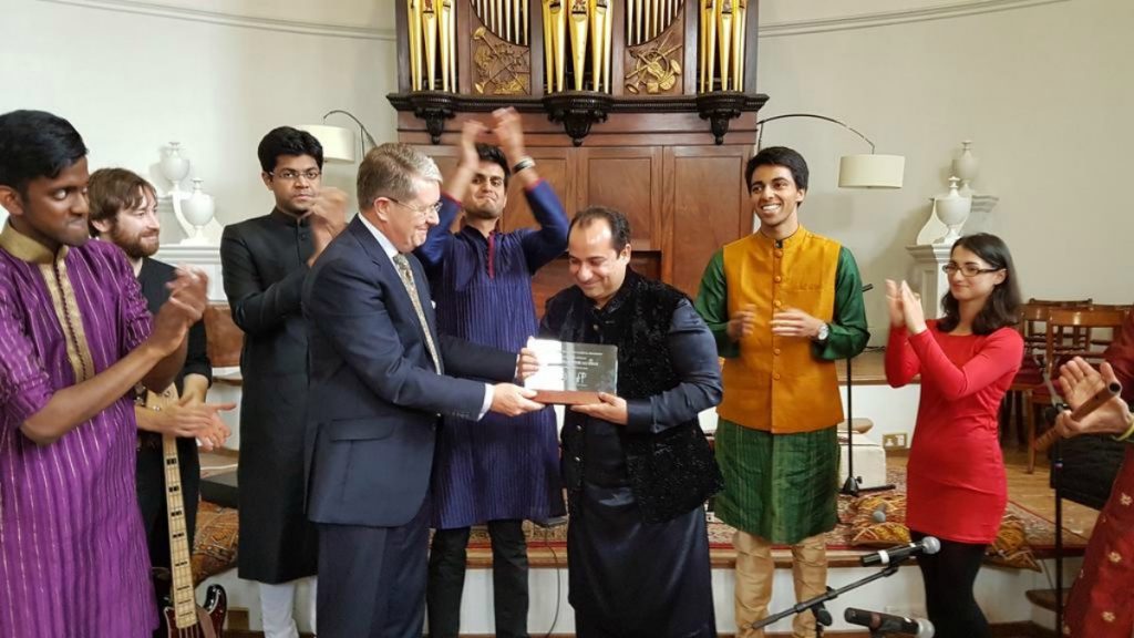 Rahat Fateh Ali Khan receives an honorary shield from Oxford University of England.