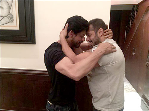 SRK Salman Khan hug