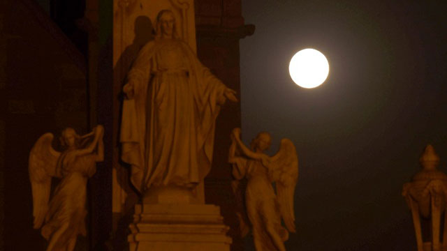 the-supermoon-in-pakistan-karachi-risen-behind-the-st-patricks-cathedral-in-karachi-on-november-14-2016 Picture Courtesy : ARY News