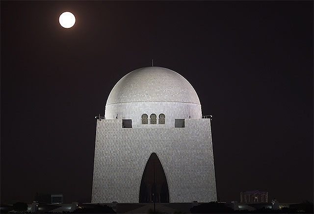 the-supermoon-rose-over-the-mausoleum-of-quaid-e-azam-in-karachi-on-november-14-2016