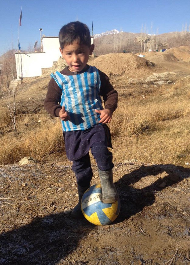 afghan-boy-fan-of-Messi AFP