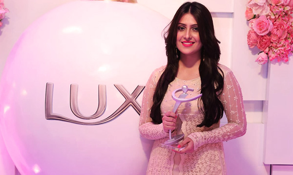 ayeza-khan-lux-style-awards