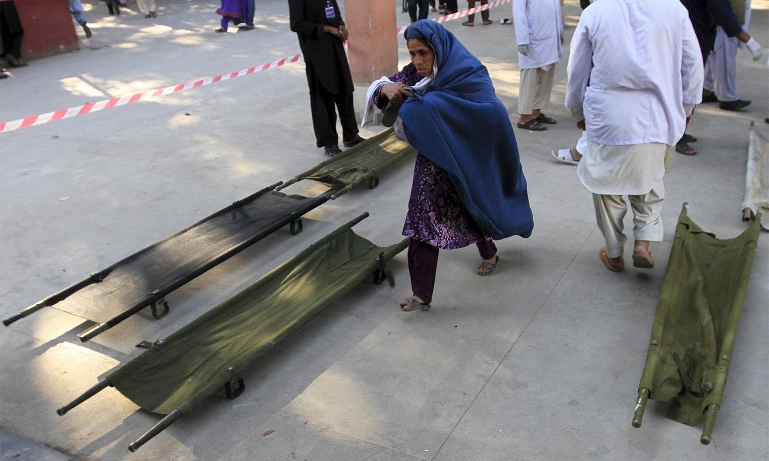 An Afghan woman rushes to a hospital to check on her daughter who was injured, after an earthquake at a hospital in Jalalabad, Afghanistan October 26, 2015. A powerful earthquake struck a remote area of northeastern Afghanistan on Monday, shaking the capital Kabul, as shockwaves were felt in northern India and in Pakistan's capital, where hundreds of people ran out of buildings as the ground rolled beneath them. REUTERS/ Parwiz