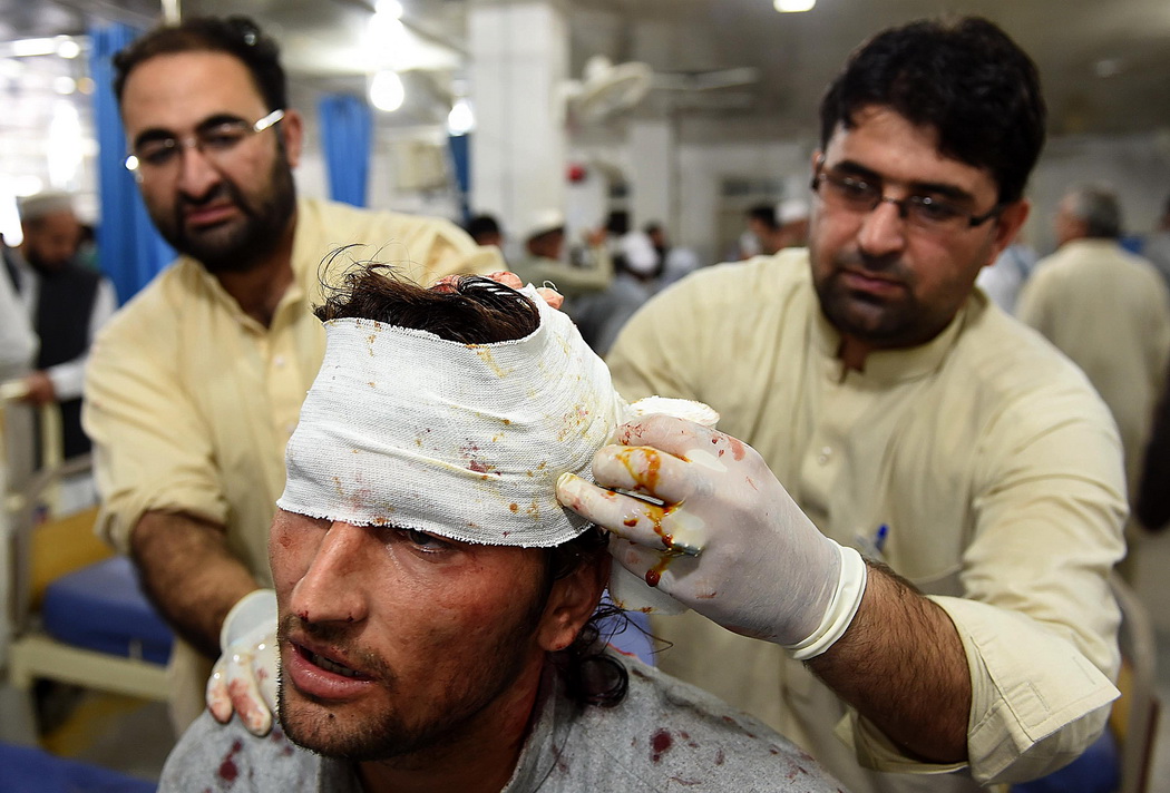 Pakistani paramedics treat a man injured in an earthquake at a hospital in Peshawar on October 26, 2015. At least 17 people including eight children were killed in Pakistan when a 7.5 magnitude quake struck in Afghanistan October 26, officials said. AFP PHOTO / A MAJEED