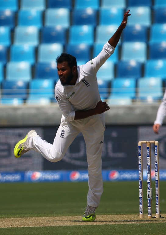 England's Adil Rashid delivers the ball during the first day of the second Test cricket match between Pakistan and England in Dubai on October 22, 2015.       AFP PHOTO/MARWAN NAAMANI