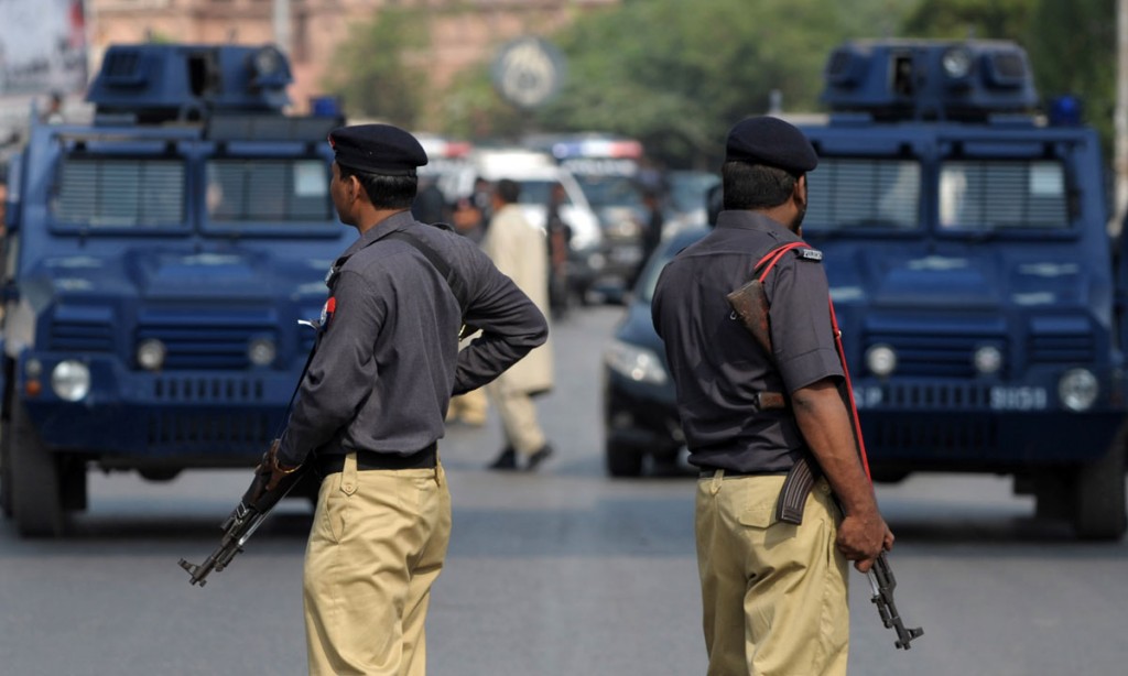 police-arrest-three-suspects-belonging-to-political-party-in-karachi-1433150064-8962