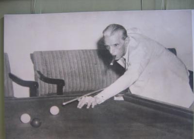 quaid-playing-snooker