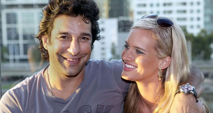 wasim-akram-with-wife