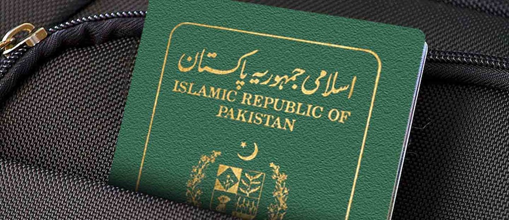 پاکستانی پاسپورٹ میں اب ماں کا نام بھی شامل ہوگا!