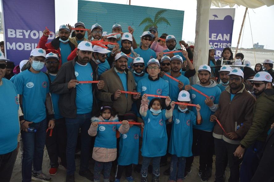 Pak Suzuki further demonstrates its environmental commitment through the “Clean Up the World” beach cleanup campaign at Sea View, Clifton