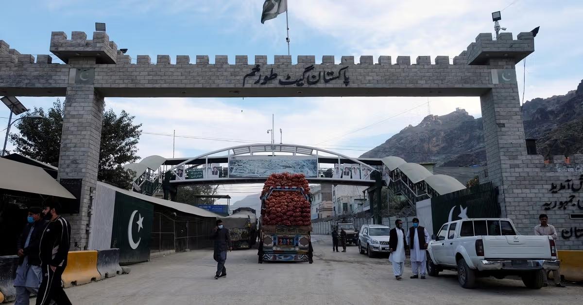 Torkham border partially reopened, Afghan refugees begin returning