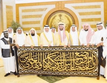 New Kaaba Cover handed over to Kaaba Key Bearer, will be replaced on 1st Muharram