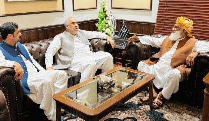 Tehreek-e-Insaf contacts JUI-F to launch a joint movement against the federal government.