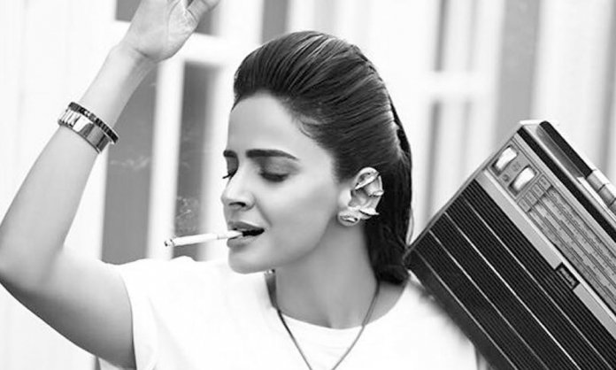 saba qamar smoking