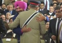 Sidhu-hugs-coas-bajwa