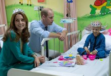 kate wearing tiara at shaukat khanum