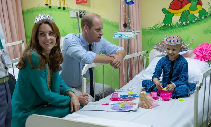 kate wearing tiara at shaukat khanum