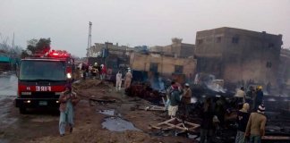 Fire-at-Karachi's-Fish-Harbor
