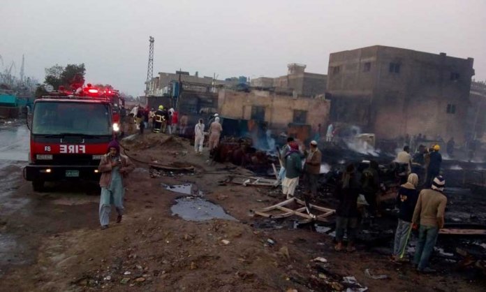 Fire-at-Karachi's-Fish-Harbor