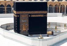 Man performs Tawaaf alone - Brandsynario