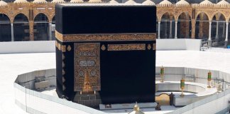 Man performs Tawaaf alone - Brandsynario