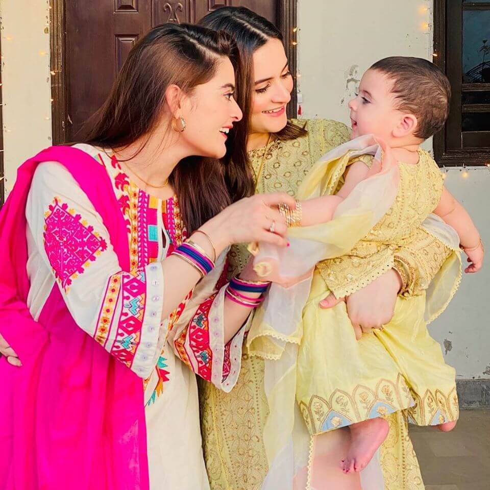 minal khan playing with niece amal muneeb, aiman's daughter