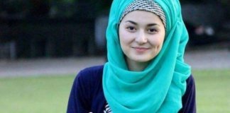 Hania Amir's hijab picture from college days