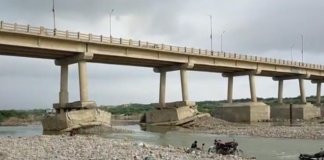 Pakistani Man Exposes Damaged Bridge That Connects Balochistan & Karachi
