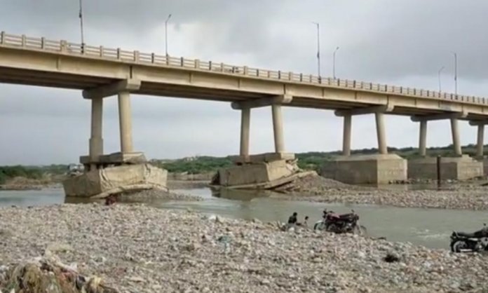 Pakistani Man Exposes Damaged Bridge That Connects Balochistan & Karachi