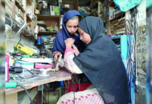 Pakistani Electrician Breaks Stereotypes By Teaching Daughters Useful Skills [Watch Video]