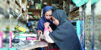 Pakistani Electrician Breaks Stereotypes By Teaching Daughters Useful Skills [Watch Video]
