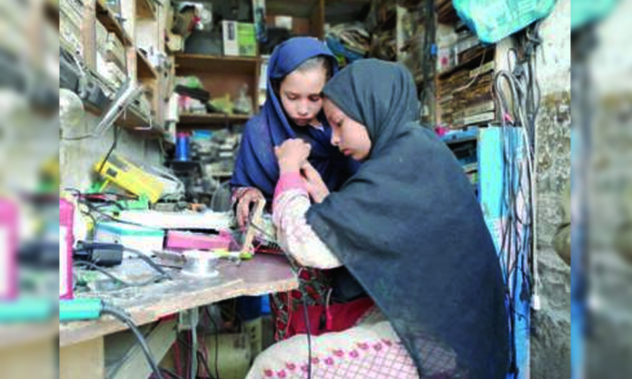 Pakistani Electrician Breaks Stereotypes By Teaching Daughters Useful Skills [Watch Video]