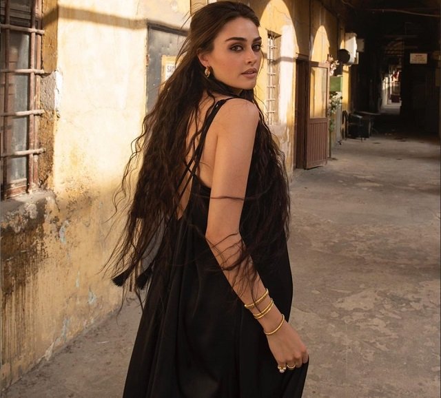 Esra Bilgic Has A Surprise For Her Pakistani Fans!