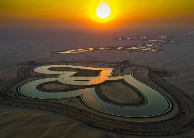 Dubai attraction with lake