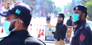 Sindh Police Officer Spotted Giving Masks To Roadside Vendors