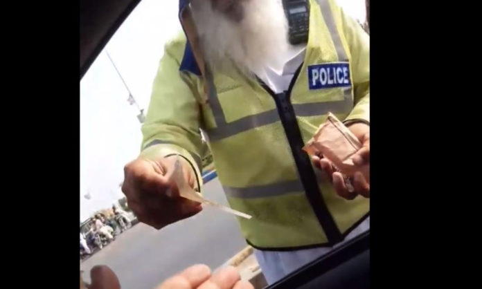 Eidi given by traffic policeman