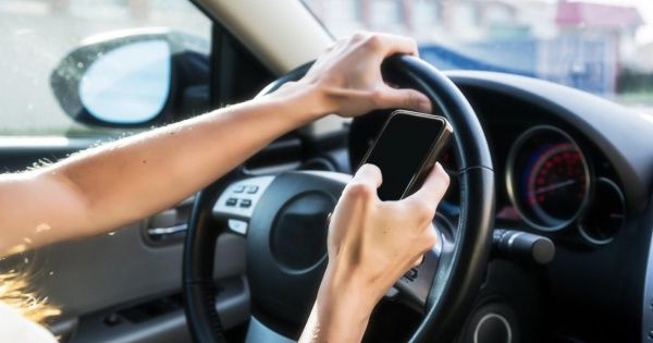 smartwatches and driving can be distraction