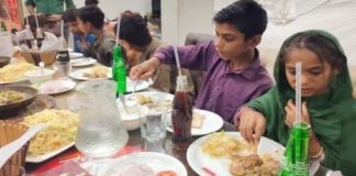 Kindness Shown By A Resident Of Rahim Yar Khan Towards Street Children