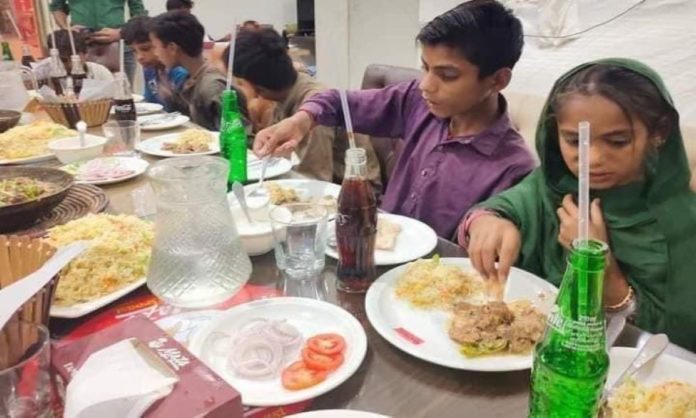 Kindness Shown By A Resident Of Rahim Yar Khan Towards Street Children