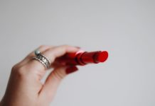 5 Mistakes To Avoid While Applying A Red Lip Color