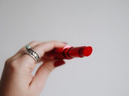 5 Mistakes To Avoid While Applying A Red Lip Color