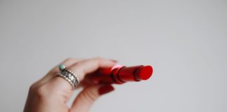 5 Mistakes To Avoid While Applying A Red Lip Color